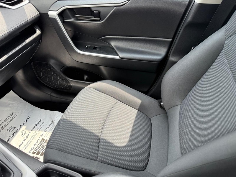 Toyota RAV4 Vehicle Image 19