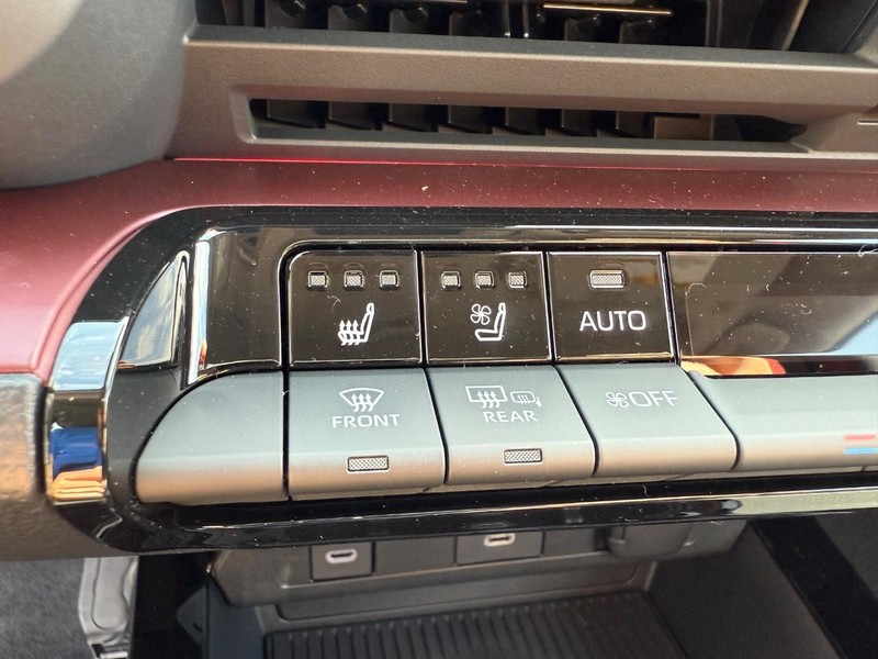 Toyota Prius Plug-In Hybrid Vehicle Image 10