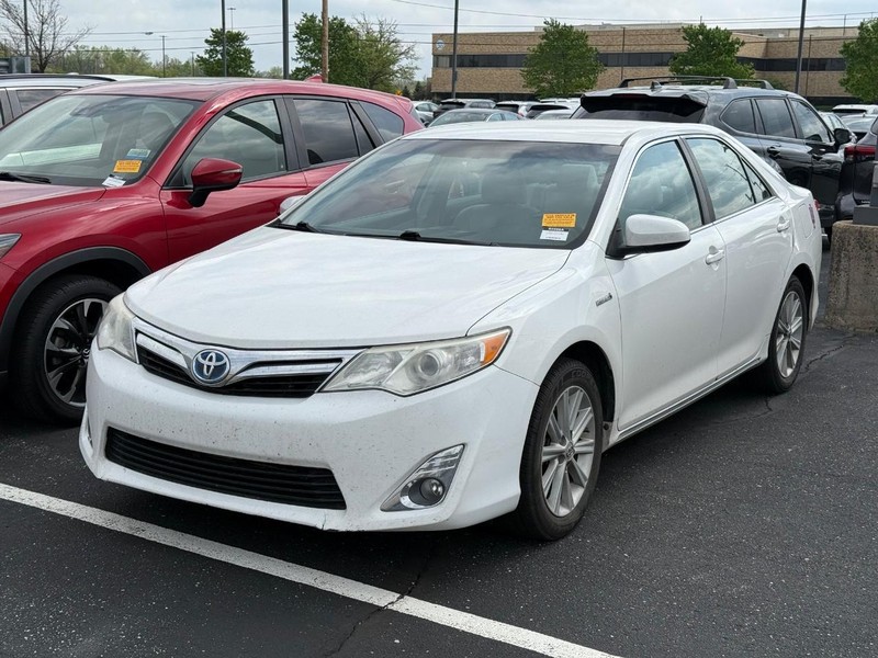 Toyota Camry Hybrid Vehicle Image 02