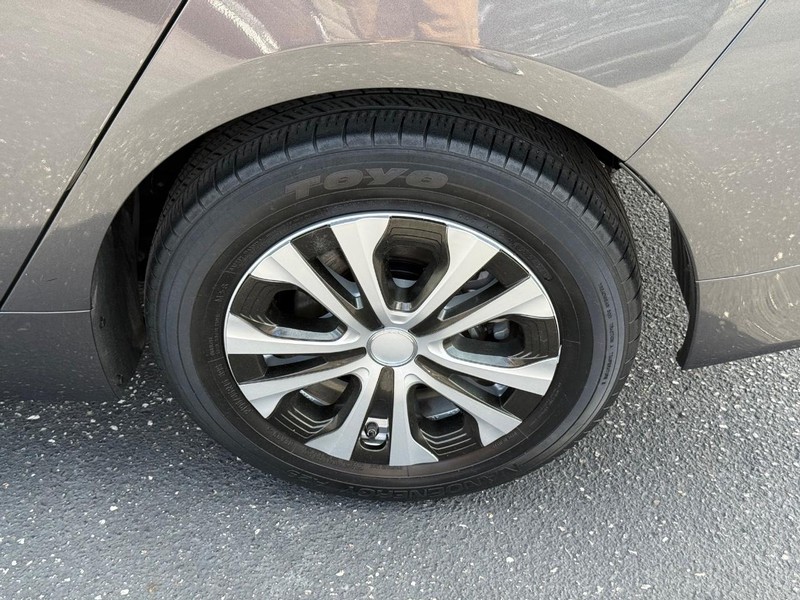 Toyota Prius Vehicle Image 06