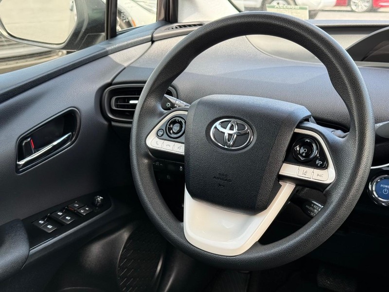 Toyota Prius Vehicle Image 12