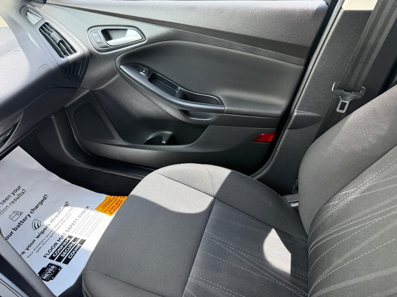 Ford Focus Vehicle Image 19