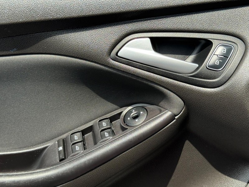 Ford Focus Vehicle Image 22