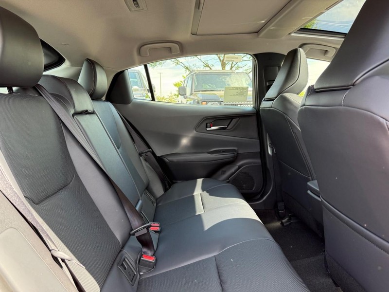 Toyota Prius Vehicle Image 04