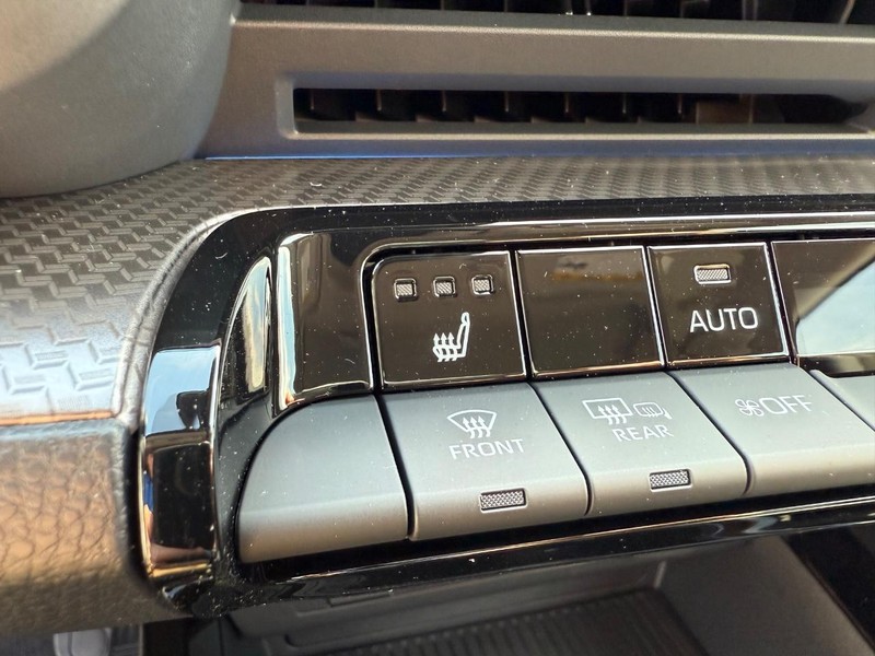 Toyota Prius Vehicle Image 11