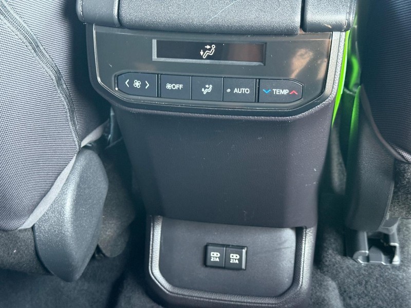 Toyota Highlander Hybrid Vehicle Image 12