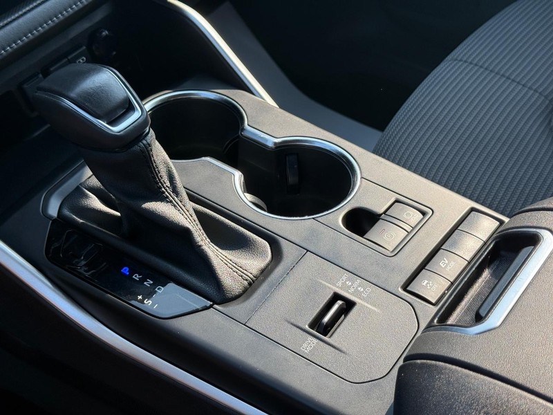 Toyota Highlander Hybrid Vehicle Image 21