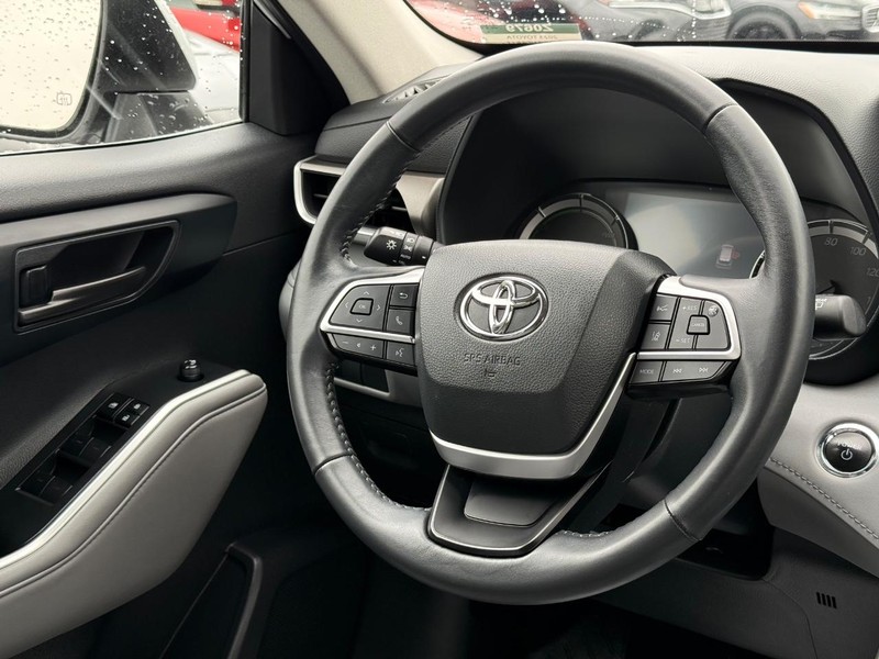 Toyota Highlander Hybrid Vehicle Image 14