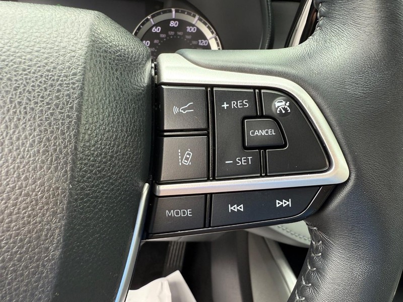 Toyota Highlander Hybrid Vehicle Image 16