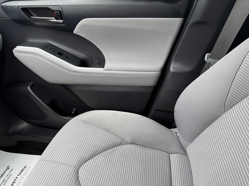 Toyota Highlander Hybrid Vehicle Image 22