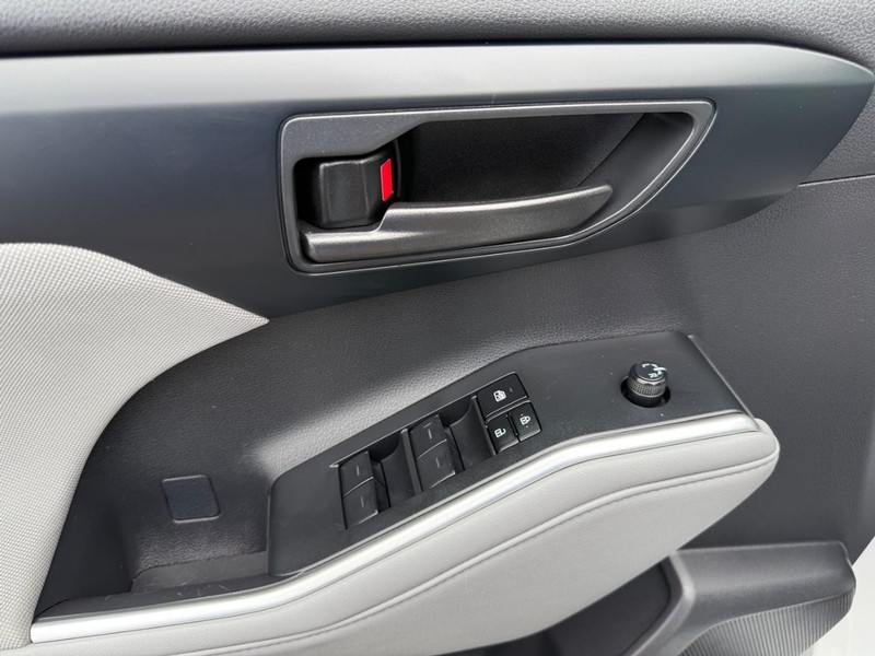 Toyota Highlander Hybrid Vehicle Image 25