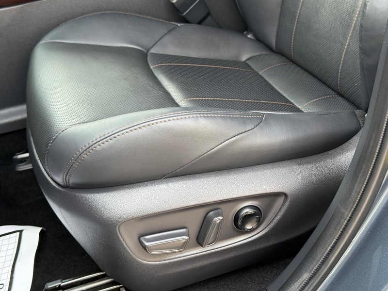 Toyota Venza Vehicle Image 25