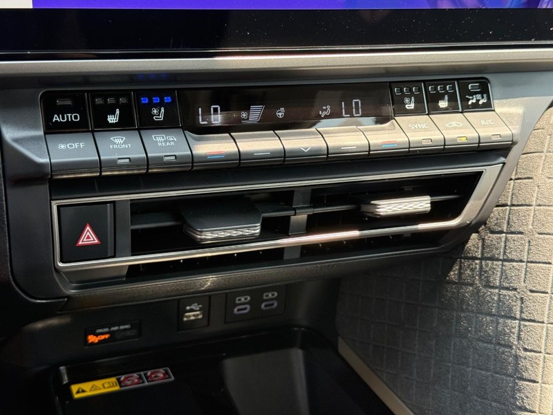 Toyota Camry Vehicle Image 14