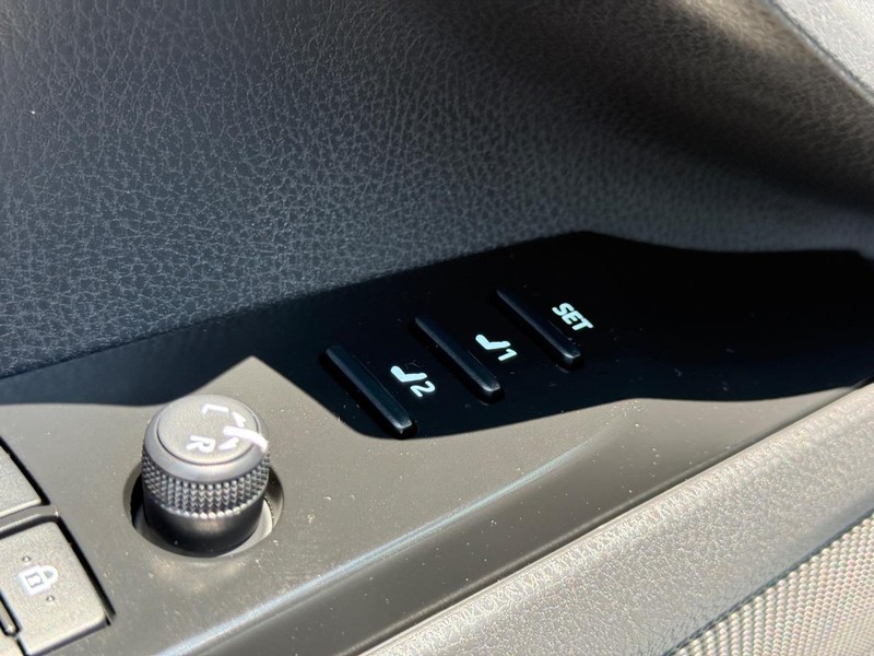 Toyota Camry Vehicle Image 19