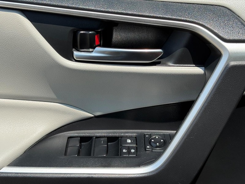 Toyota RAV4 Hybrid Vehicle Image 24