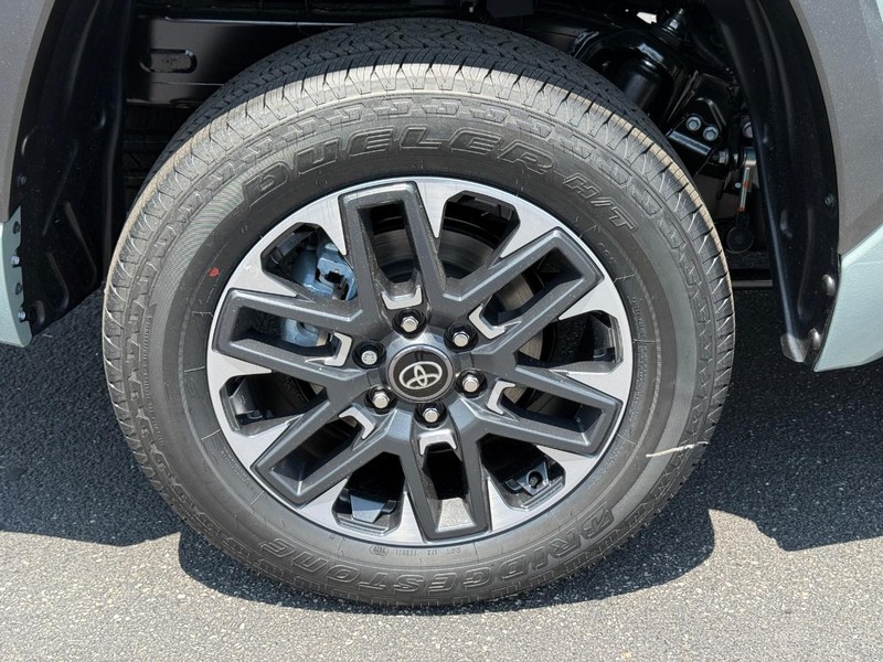 Toyota Tundra 4WD Vehicle Image 04
