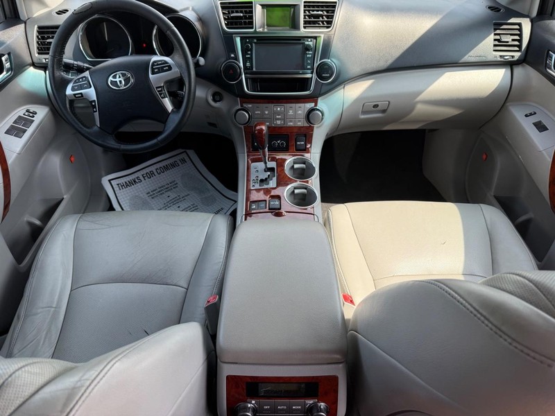 Toyota Highlander Vehicle Image 13