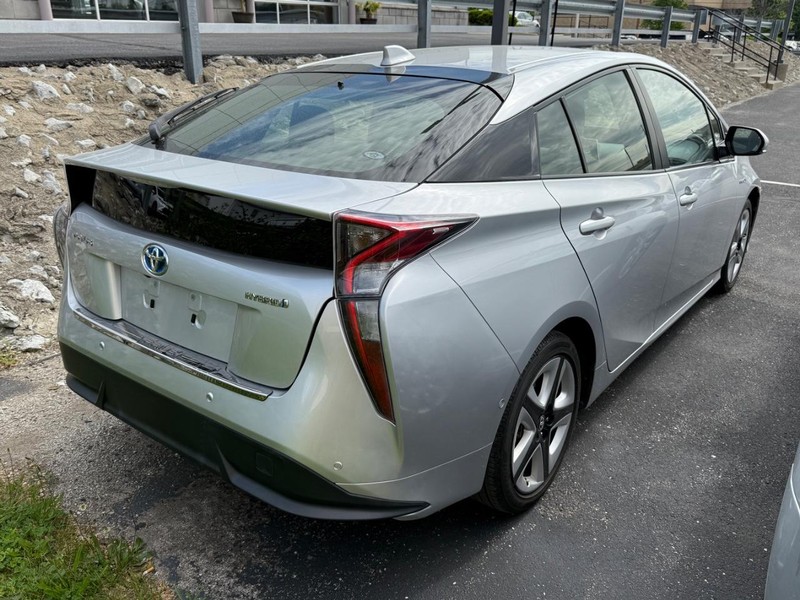 Toyota Prius Vehicle Image 04