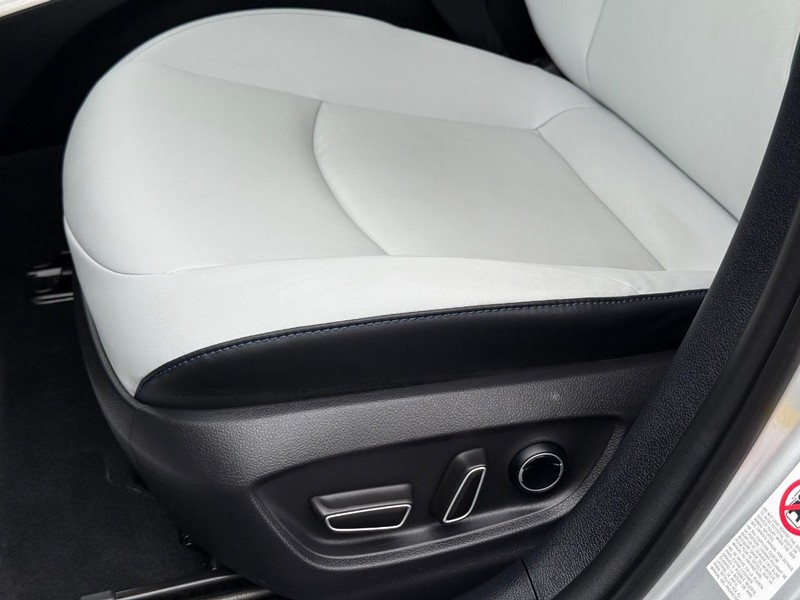 Toyota Prius Vehicle Image 24