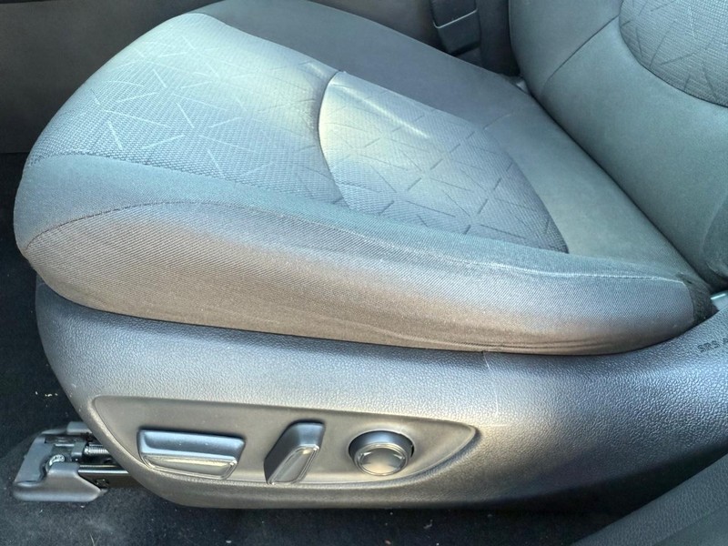 Toyota RAV4 Vehicle Image 24