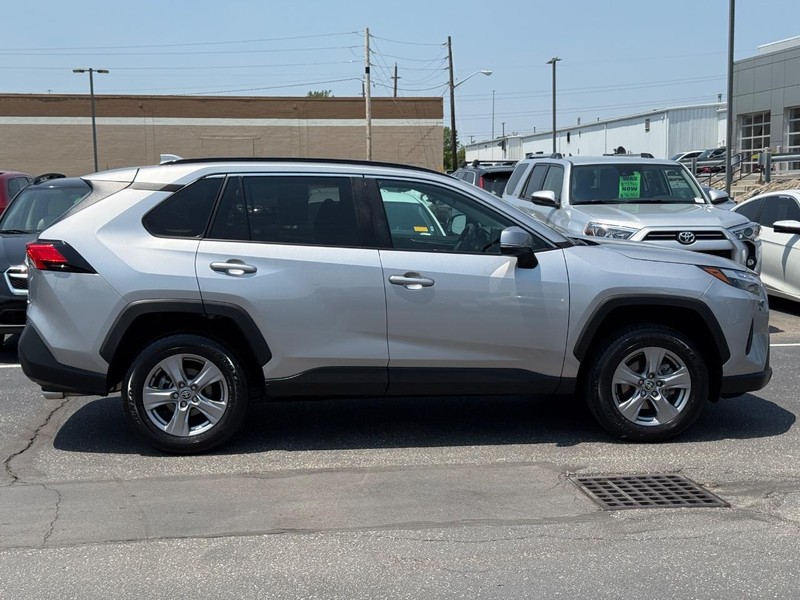 Toyota RAV4 Vehicle Image 02