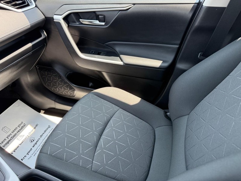 Toyota RAV4 Vehicle Image 21