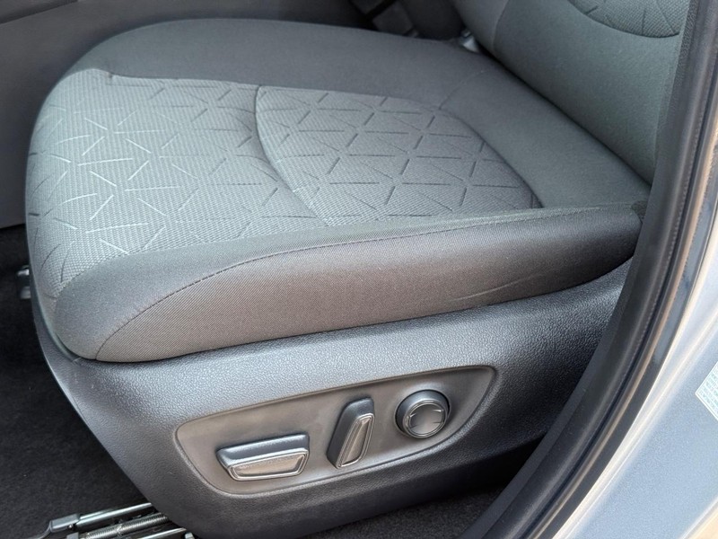 Toyota RAV4 Vehicle Image 25