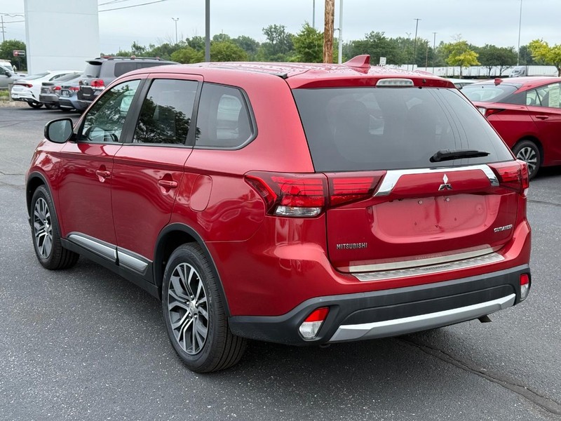 Mitsubishi Outlander Vehicle Image 05