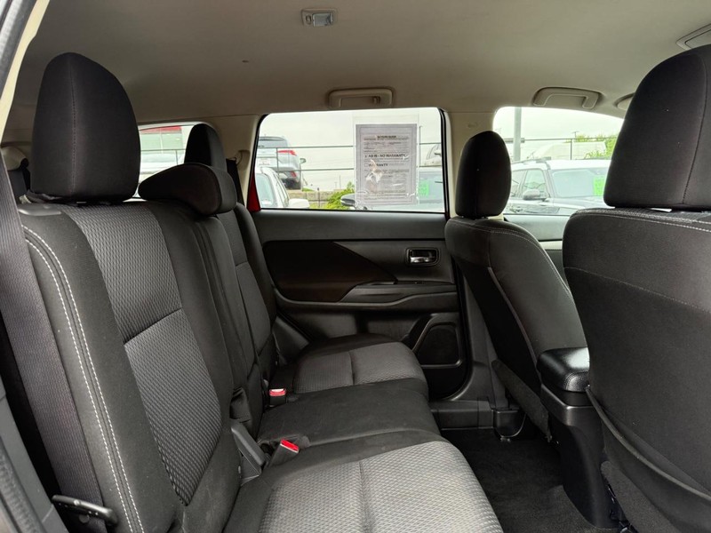 Mitsubishi Outlander Vehicle Image 10