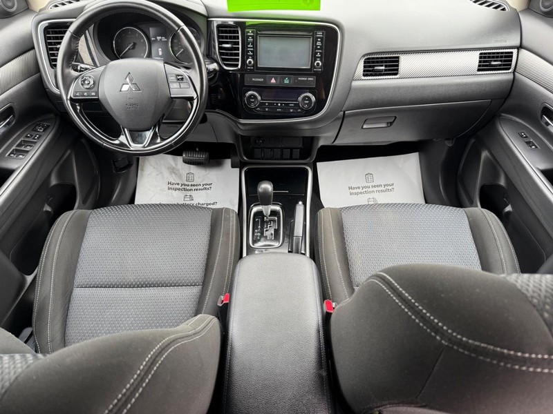 Mitsubishi Outlander Vehicle Image 12