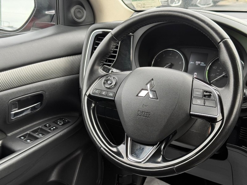 Mitsubishi Outlander Vehicle Image 13