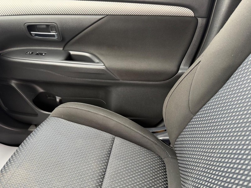 Mitsubishi Outlander Vehicle Image 20