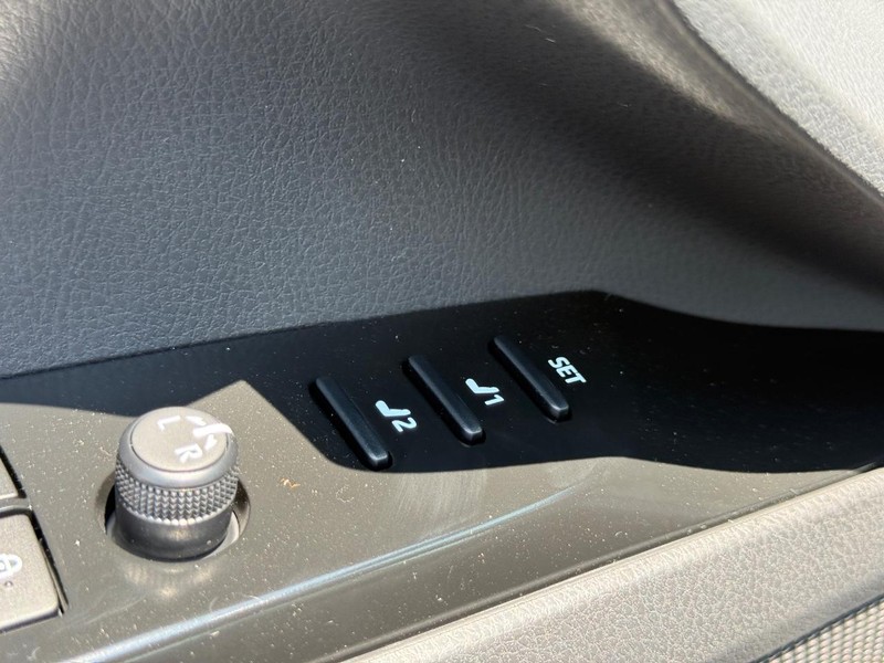 Toyota Camry Vehicle Image 19