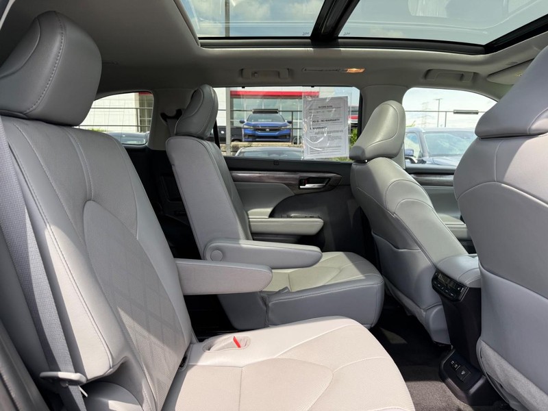 Toyota Highlander Vehicle Image 11