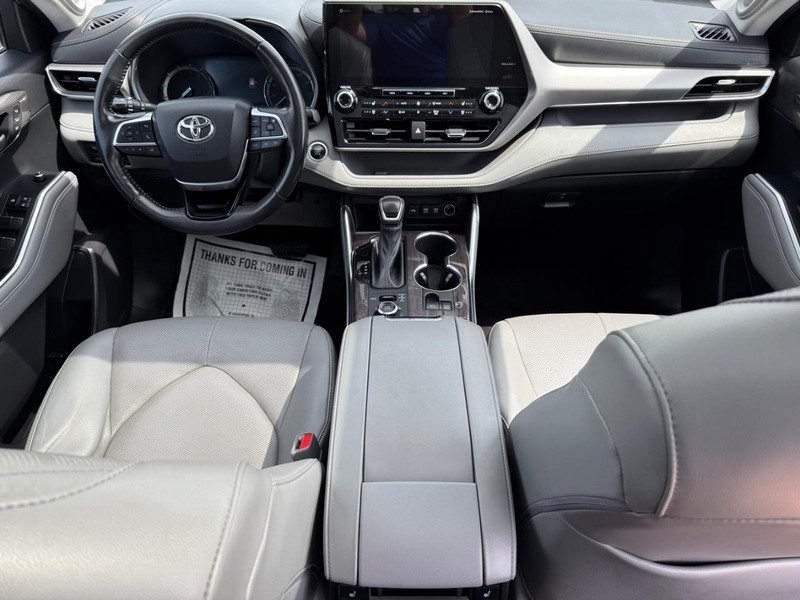 Toyota Highlander Vehicle Image 14