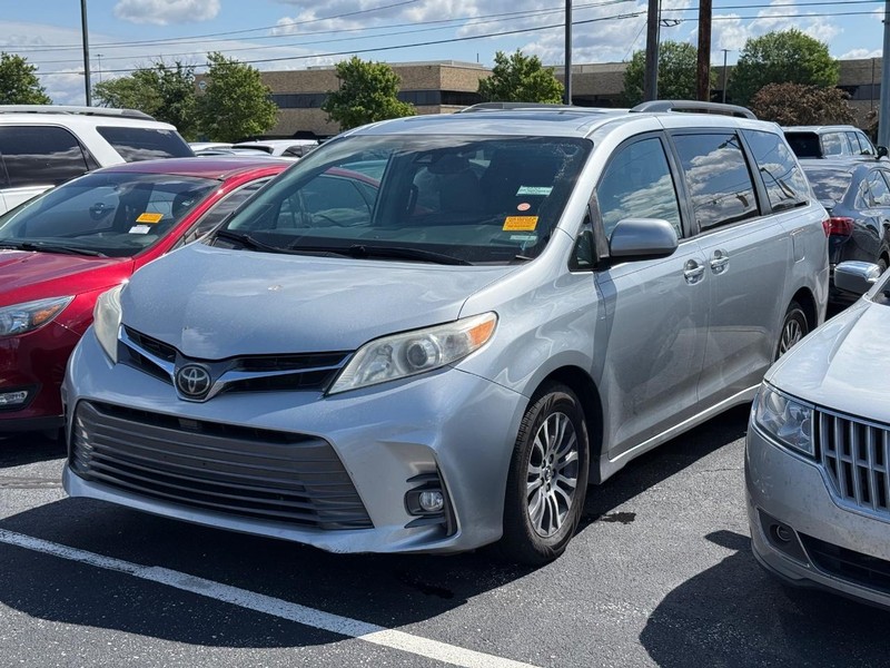 Toyota Sienna Vehicle Image 02