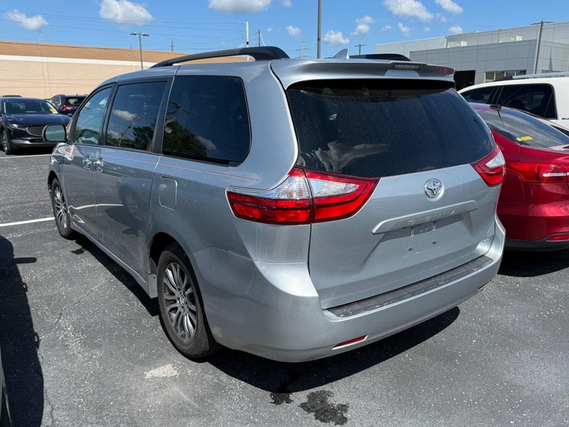 Toyota Sienna Vehicle Image 03