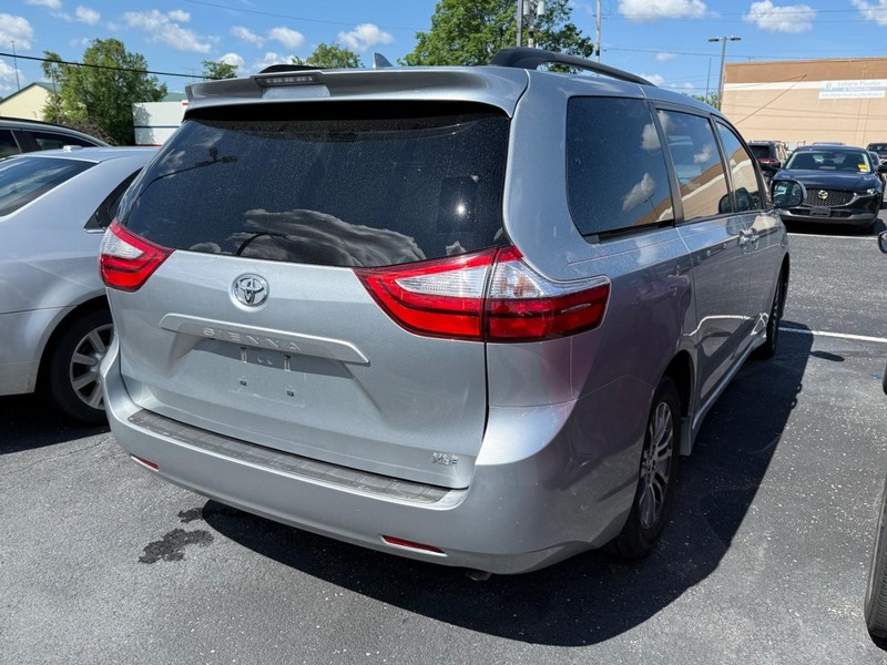 Toyota Sienna Vehicle Image 04