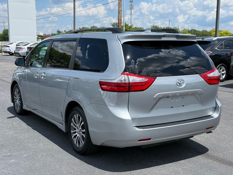 Toyota Sienna Vehicle Image 05