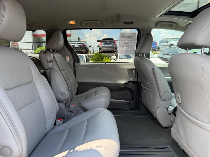 Toyota Sienna Vehicle Image 11