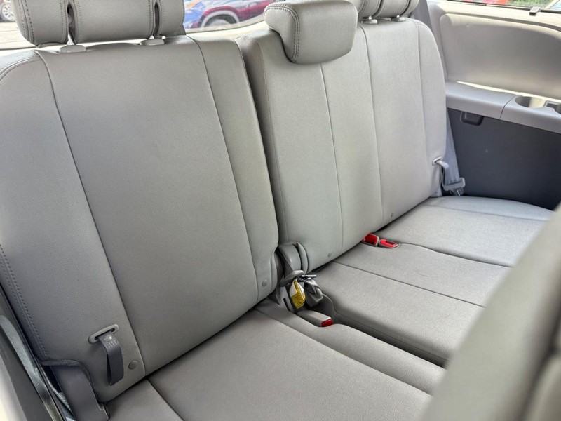 Toyota Sienna Vehicle Image 12