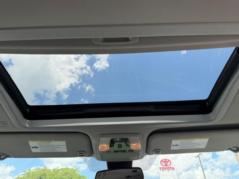 Toyota Sienna Vehicle Image 13