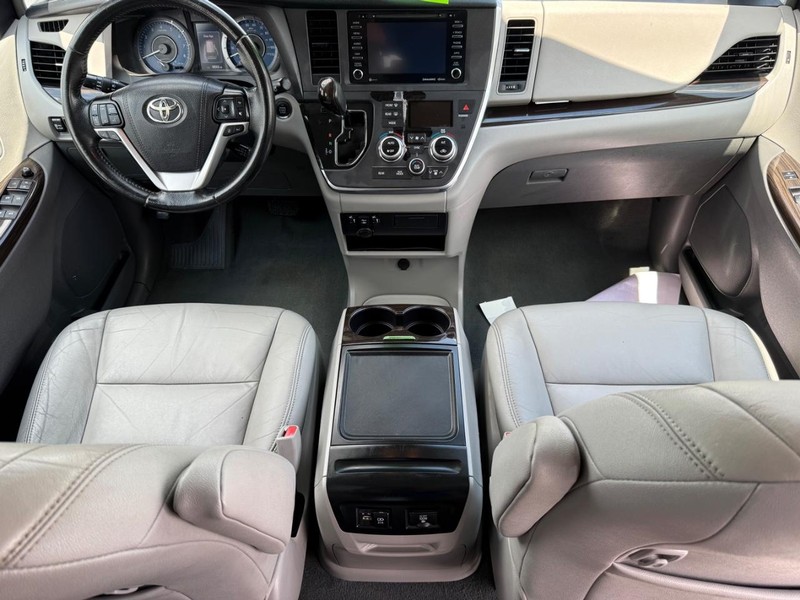 Toyota Sienna Vehicle Image 14
