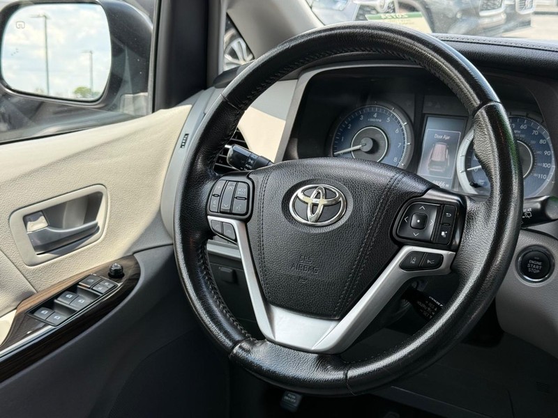 Toyota Sienna Vehicle Image 15