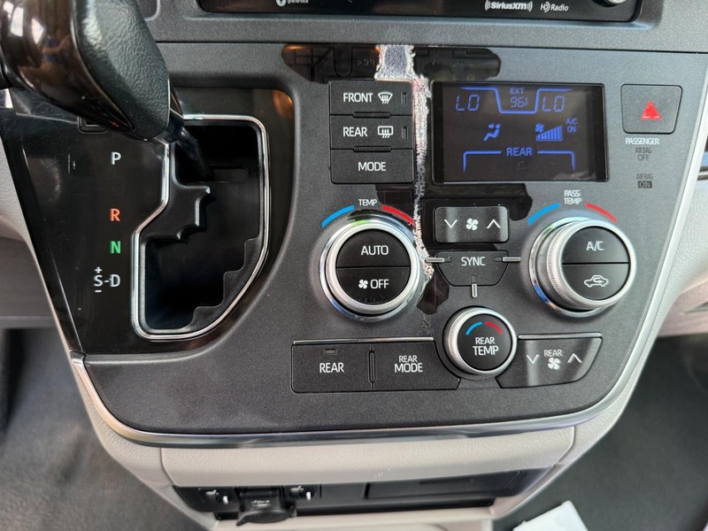 Toyota Sienna Vehicle Image 22