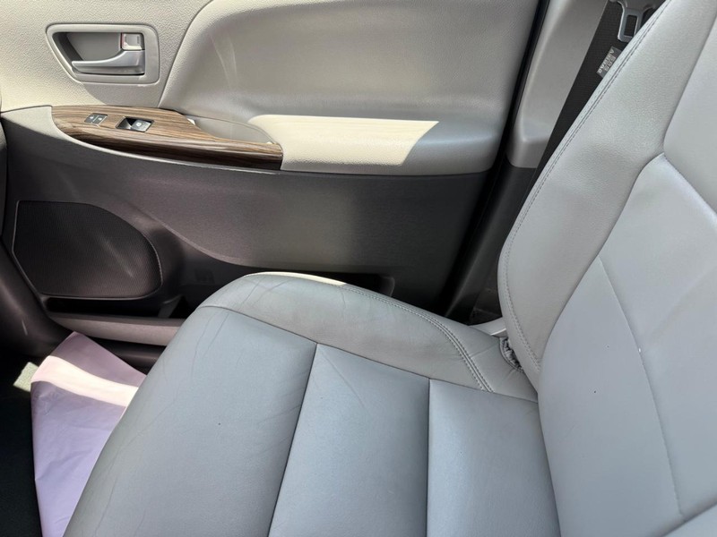 Toyota Sienna Vehicle Image 24