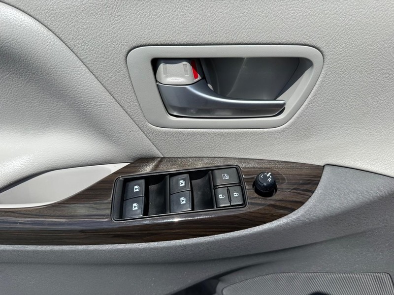 Toyota Sienna Vehicle Image 28