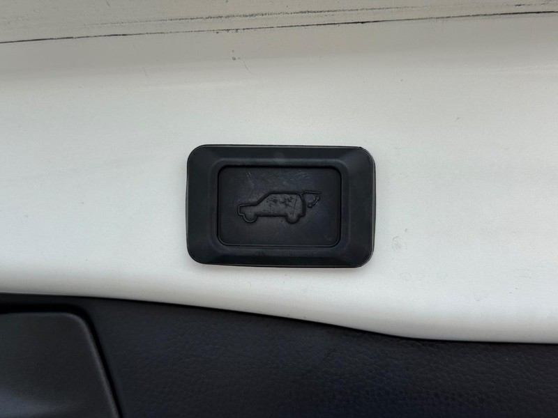 Toyota RAV4 Hybrid Vehicle Image 08