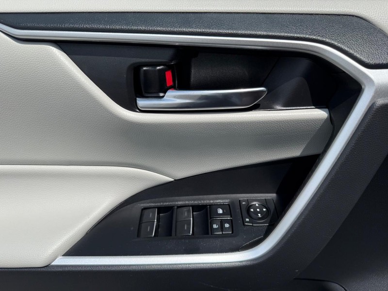 Toyota RAV4 Hybrid Vehicle Image 25