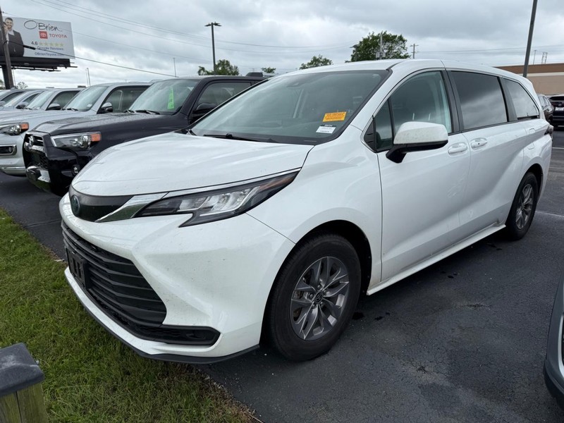 Toyota Sienna Vehicle Image 02